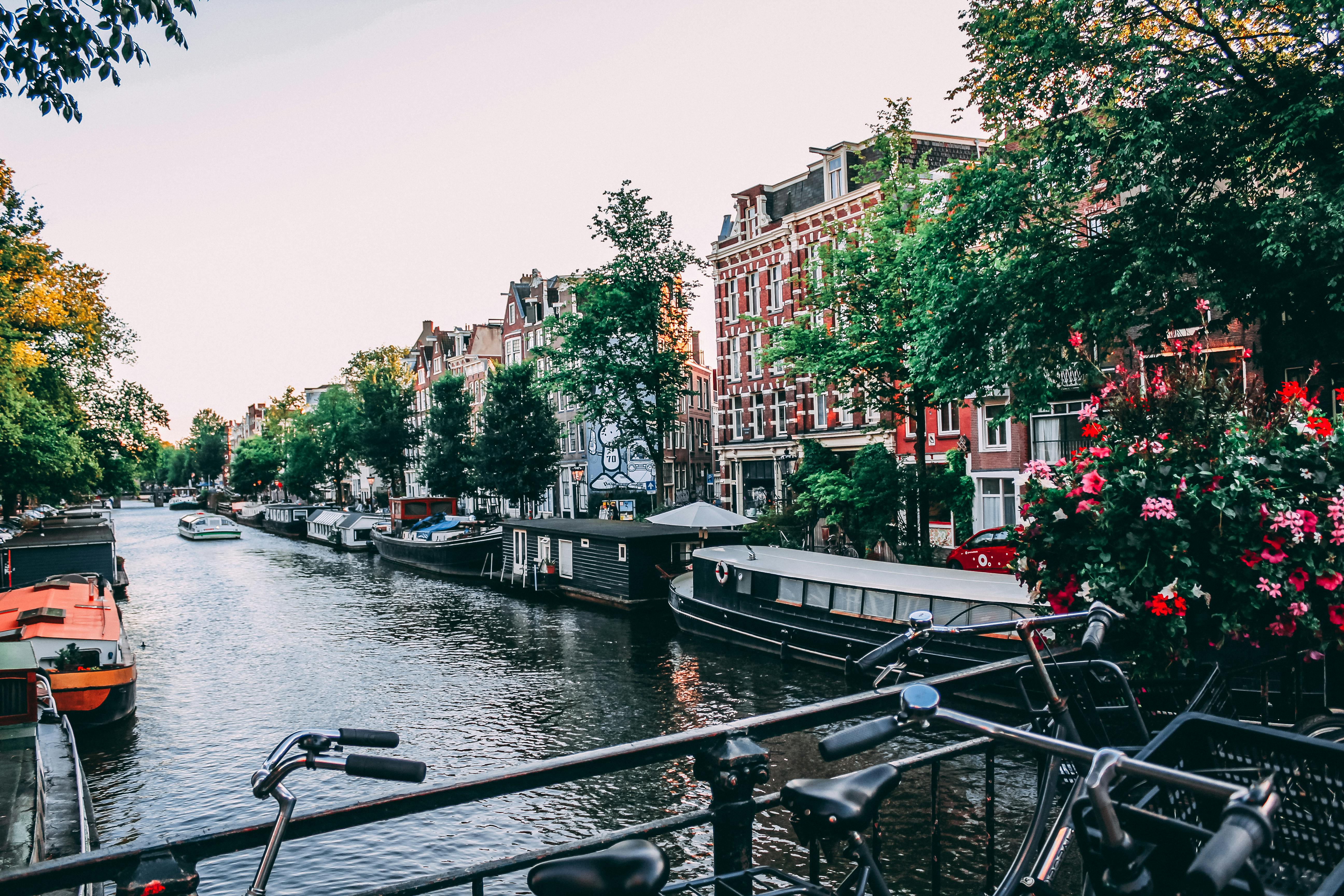 Canali storici di Amsterdam con case tradizionali olandesi