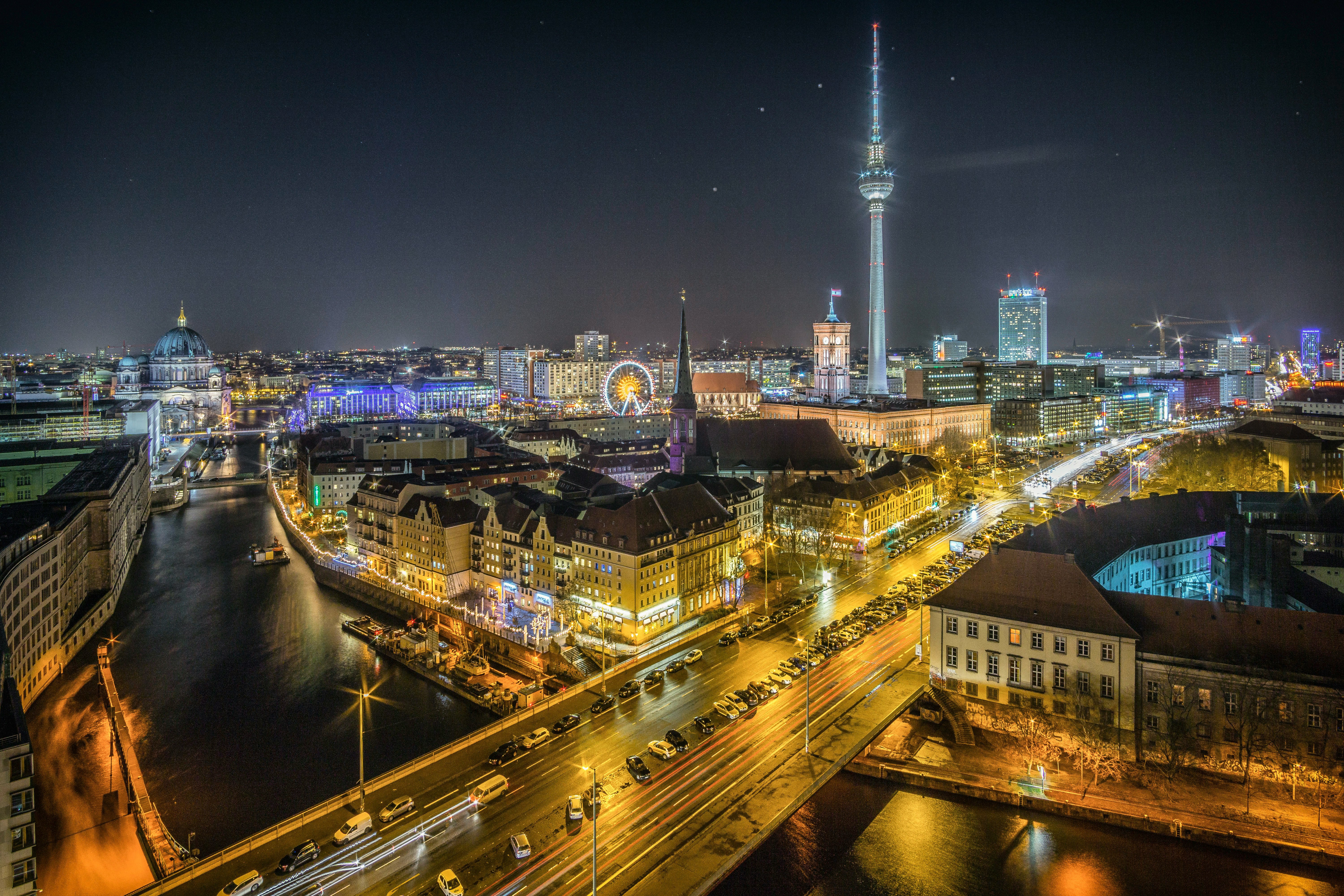 Porta di Brandeburgo illuminata di notte - Berlino