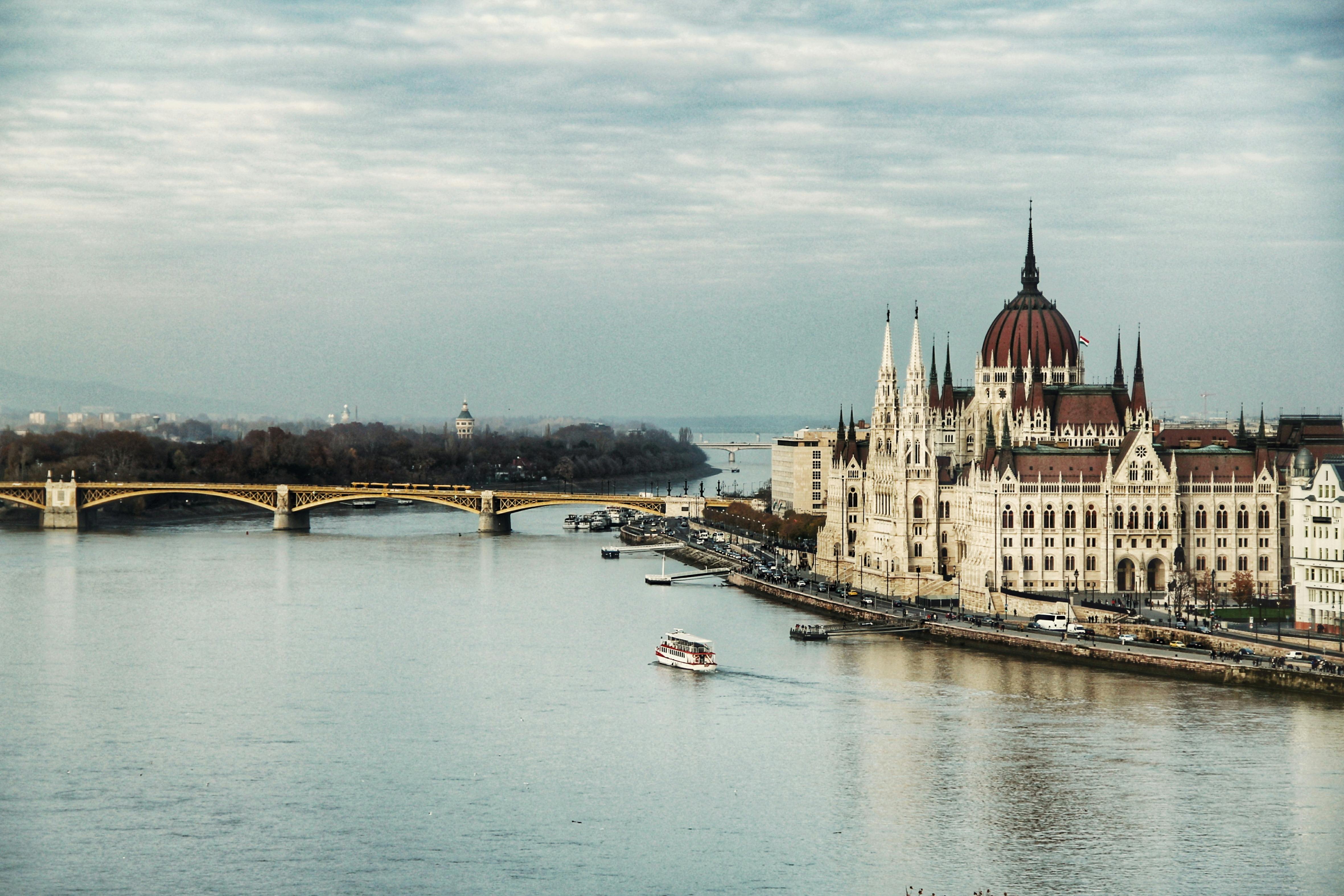 Parlamento ungherese sul Danubio di sera - Budapest