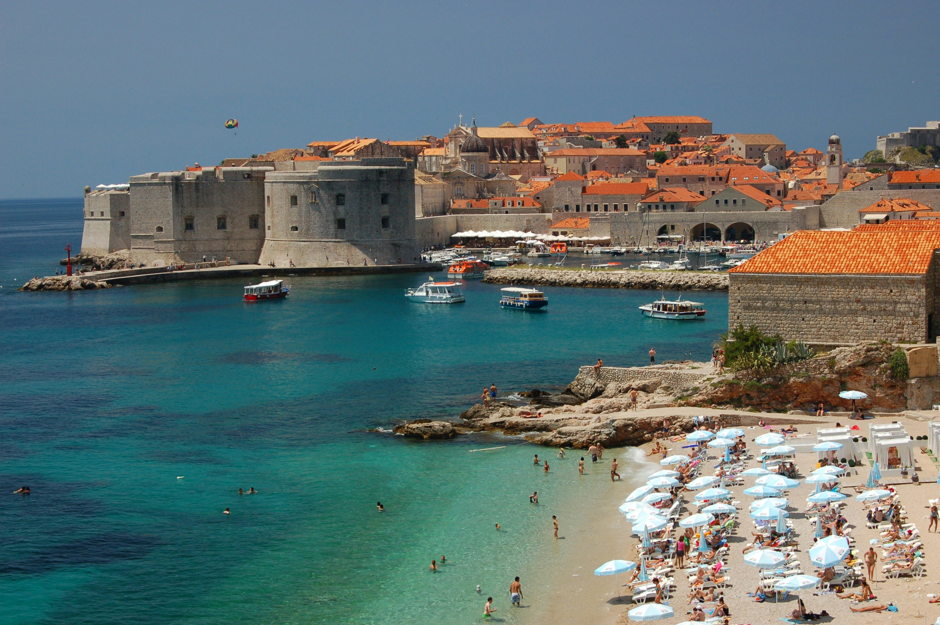 Spiaggia di Banje con vista mura