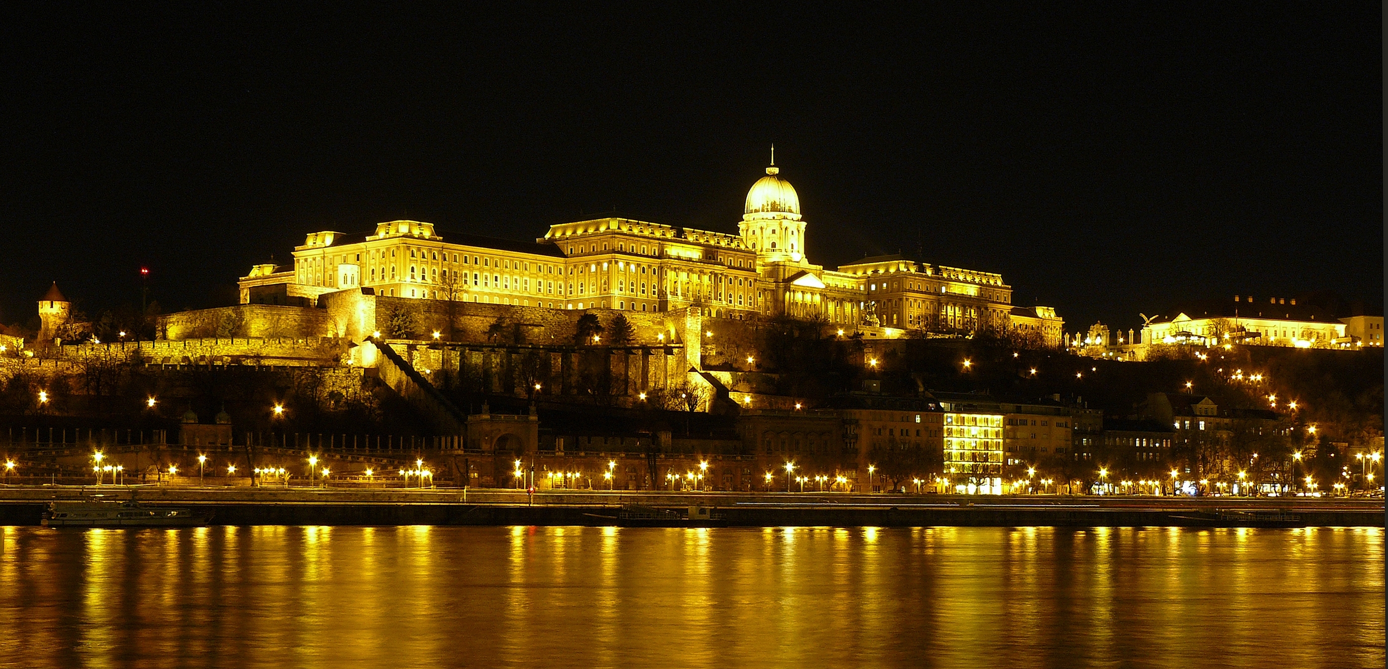 Buda Castle di notte