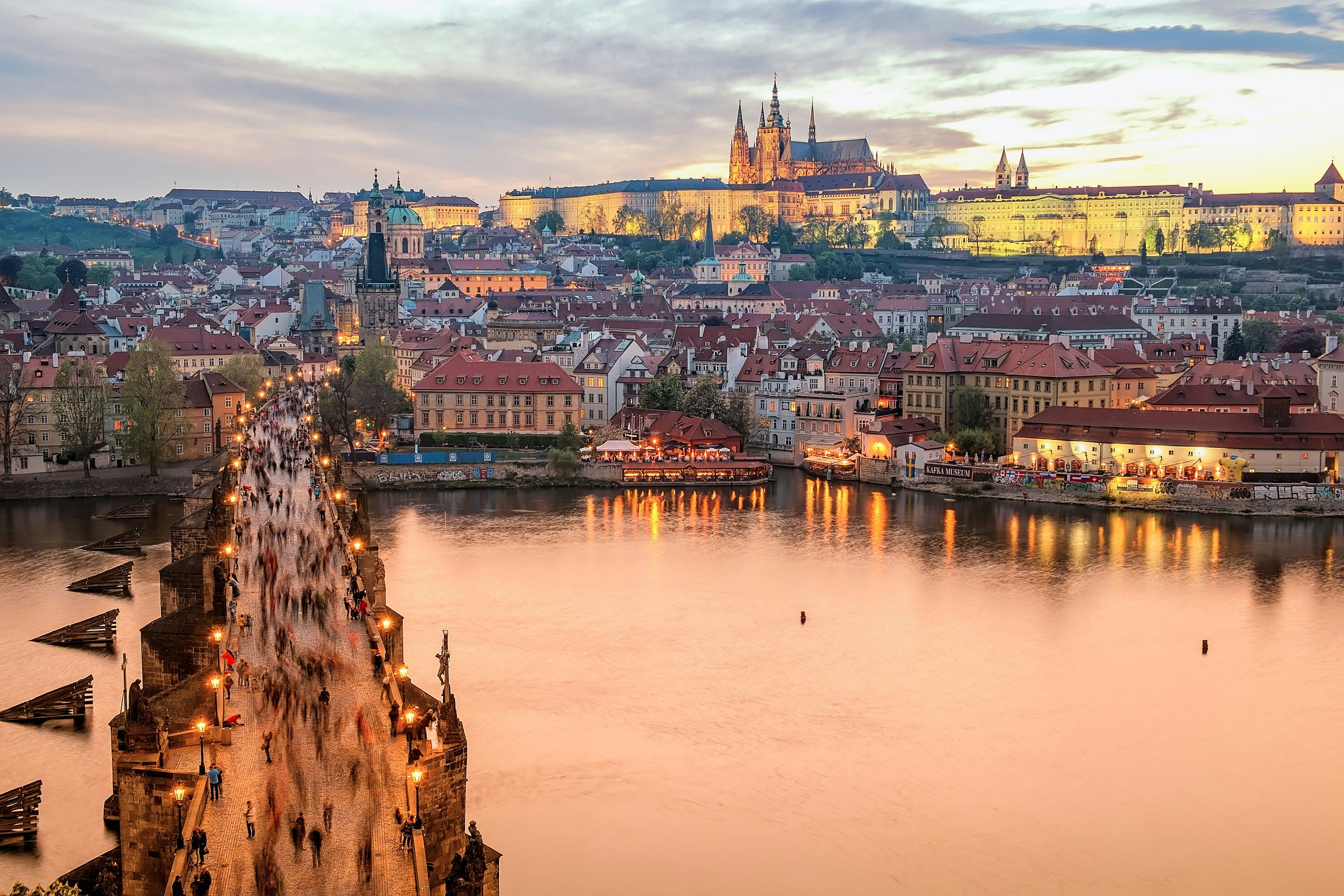 Ponte Carlo e Castello di Praga al crepuscolo